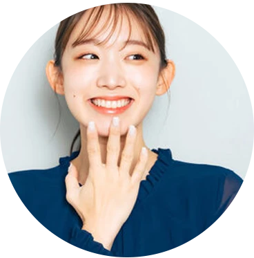 施術の満足感を表現した笑顔のモデル写真